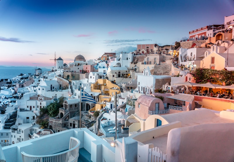Santorini Balayı Rehberi 2025: Mavi Kubbeler, Gün Batımı ve Romantik Oteller